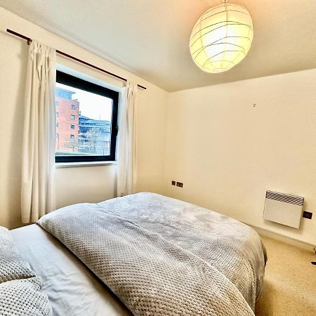 Cosy Canal View Apartment Cardiff Bay Extérieur photo